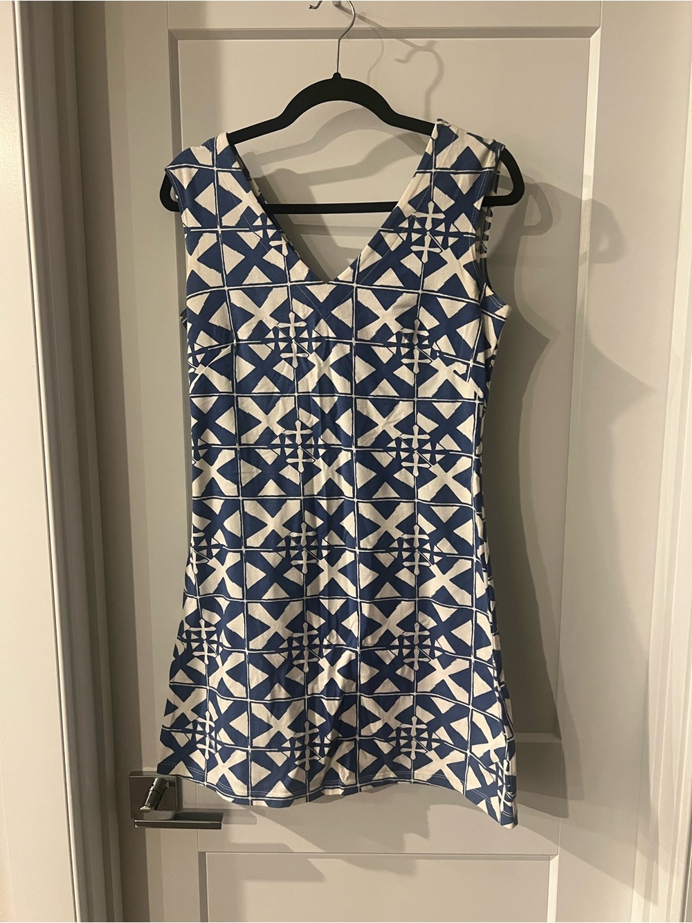 MAHI GOLD Blue & White Geometric V-Neck Mini Dress